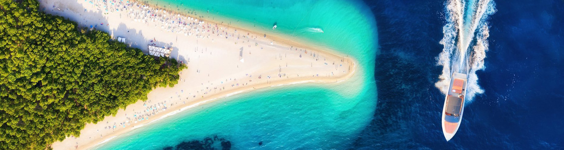Wereldberoemd uniek puntig strand van Bol op het Brac Eiland in Split Dalmatië